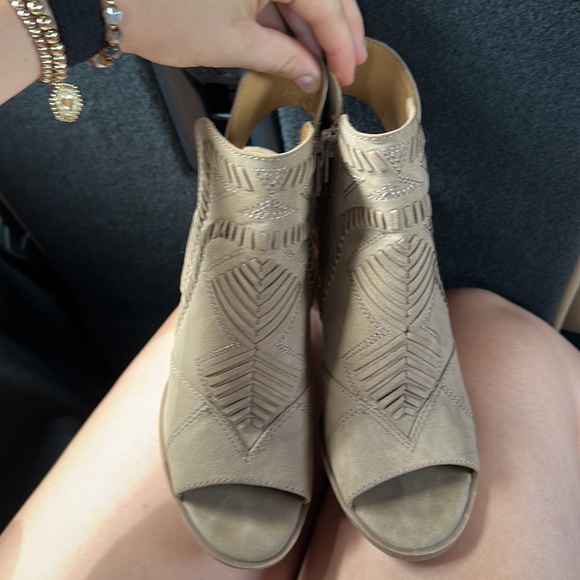 Universal Thread Tan/Brown Boots - Picture 1 of 4